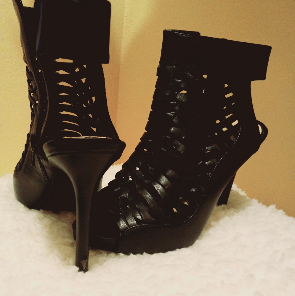 Black leather criss-cross heel 8